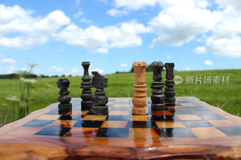 棋盘游戏/木制棋子对抗天空的图像，棋盘游戏